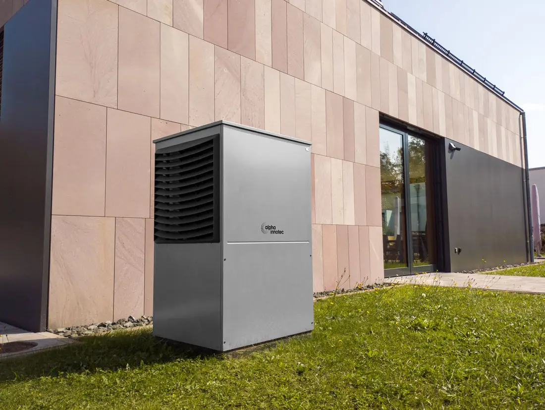 Warmtepomp aan de gevel van een moderne woning